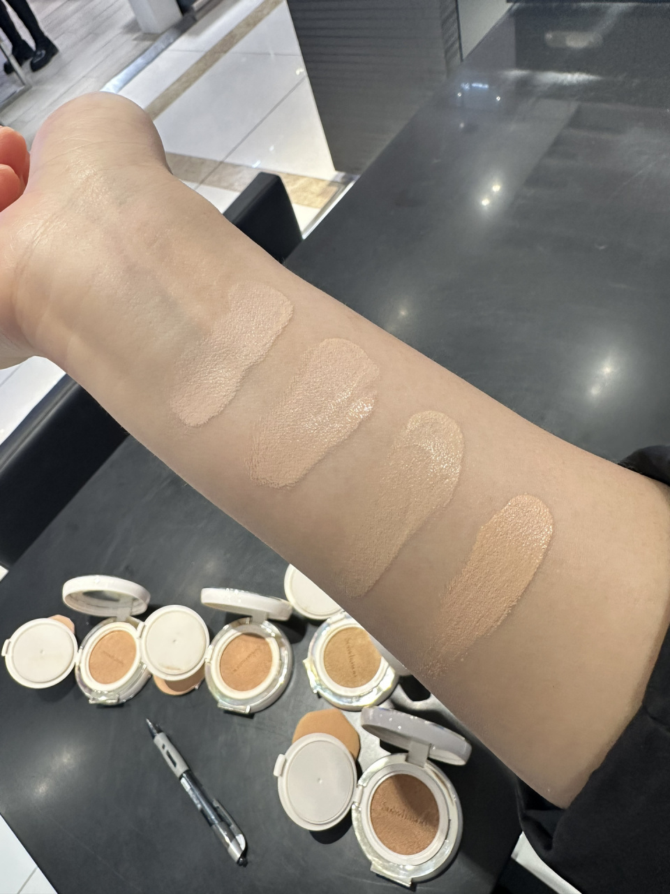 雪花秀养肤气垫粉底液试色,手臂黄白皮从左到右气垫色号11,15,17,21我