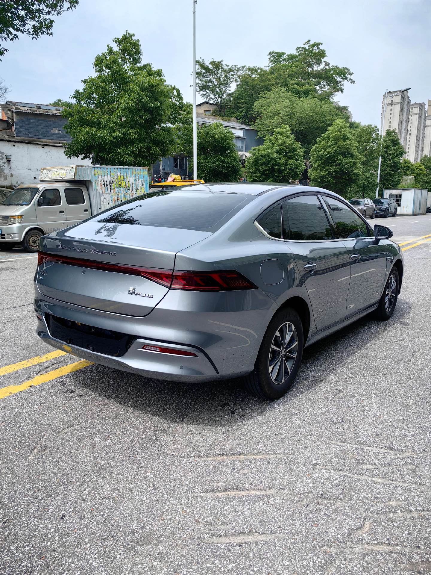 2024年的比亚迪秦plus   油电混动 dmi 上牌3个月,行驶4000公里,原版