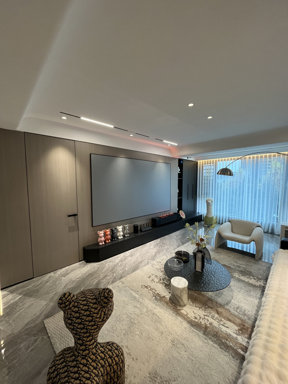 全屋木饰面真的很有质感 1:电视背景墙木饰面上墙,没有岩板格栅,搭配