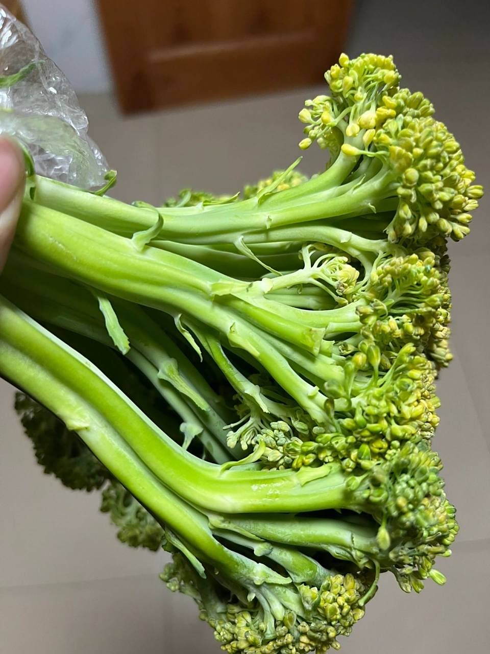 西兰花开花了还能吃吗 买来放了一个多星期了,今天一看冰箱里开花了