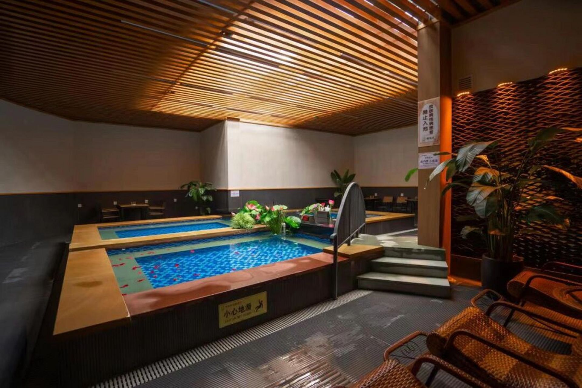 这应该是忻州奇村温泉最有档次的一家温泉了 五一下去的,位置就在奇村