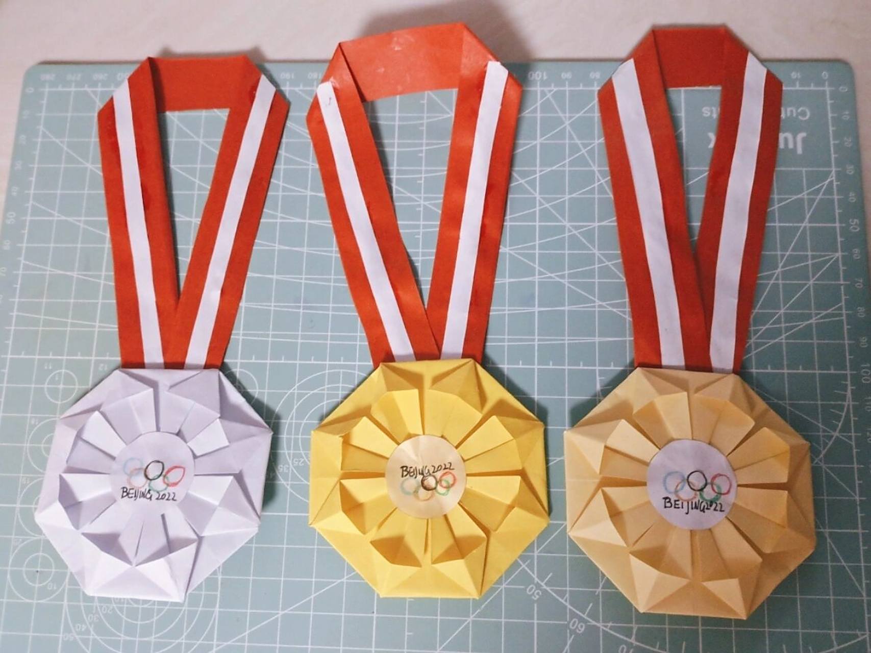 手工折纸制作冬奥奖牌9899991595 9815制作三枚奖牌给