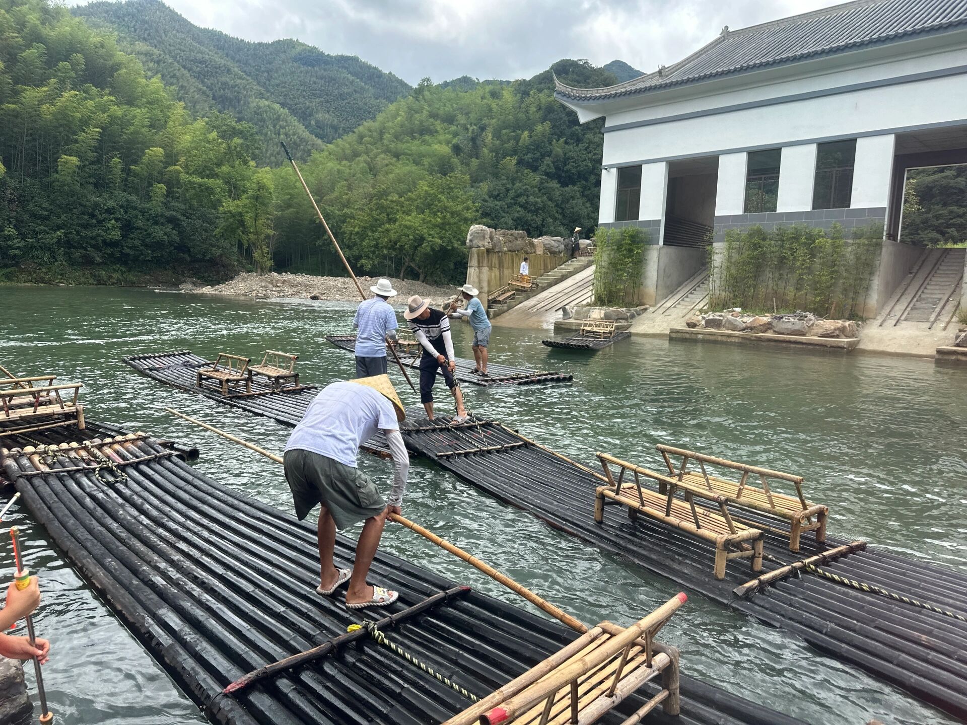 月亮湾竹筏漂流图片