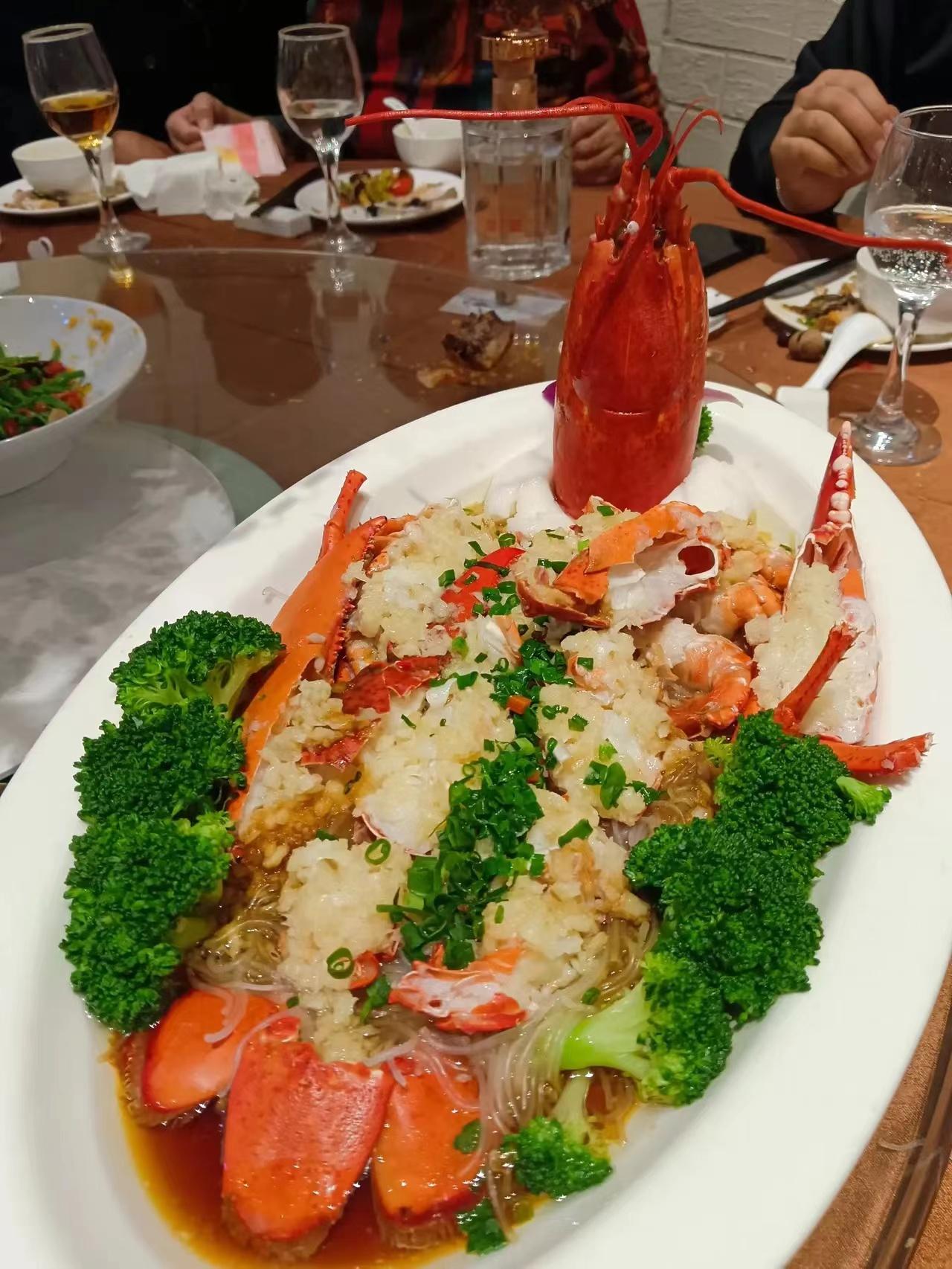 去喝喜酒,老公说喜欢吃龙虾肉,我见菜上了没人动筷子,喝喜酒去的表情