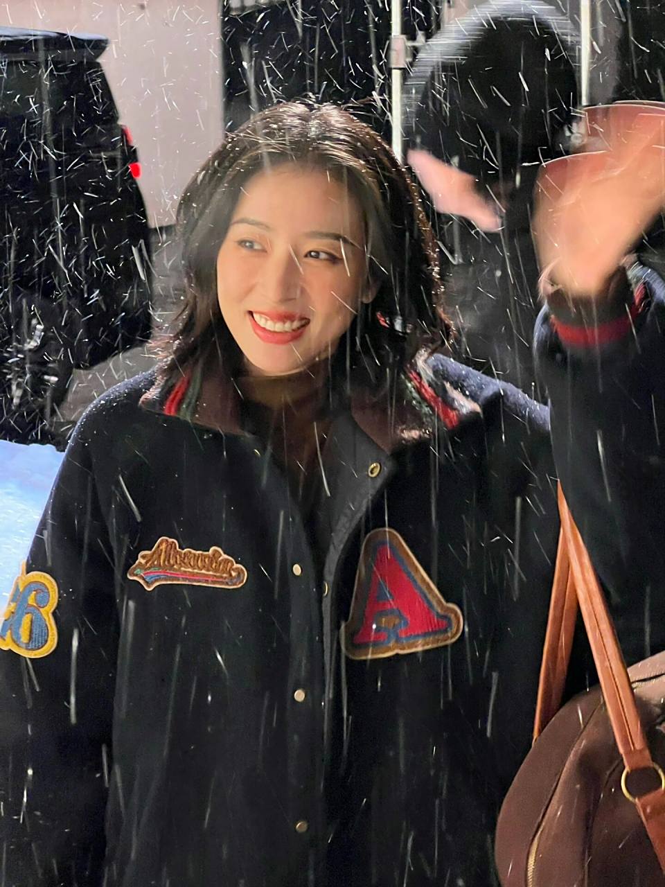 周雨彤壁纸大户 雪天的周姐 笑起来真哒太甜了 我爱下雪 但更爱周雨彤