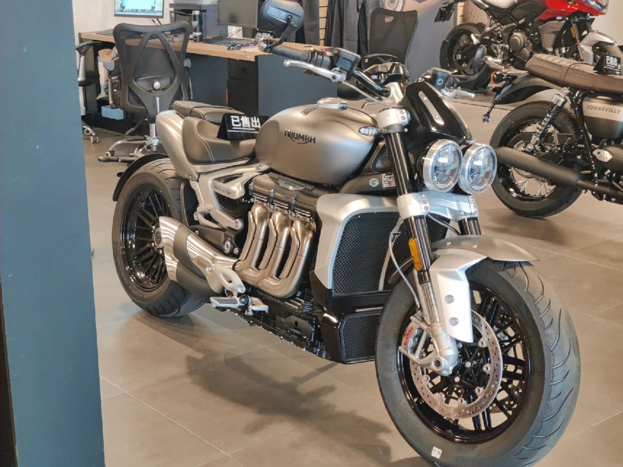 2500cc 凯旋火箭3r triumph rocket 3r 地表最强2500cc直列三缸水冷