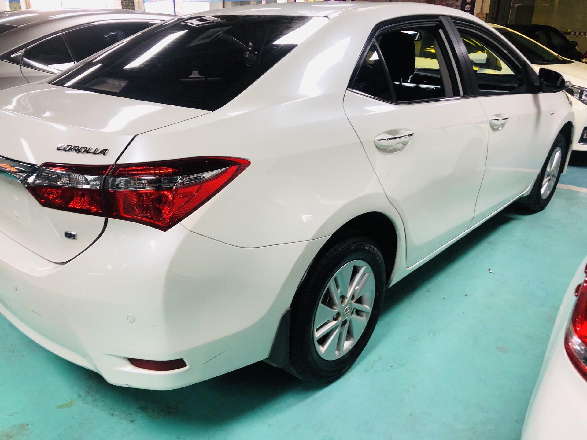 19年丰田卡罗拉,1.6l自动挡.最美珍珠白外观搭配黑内饰.实表4万公里