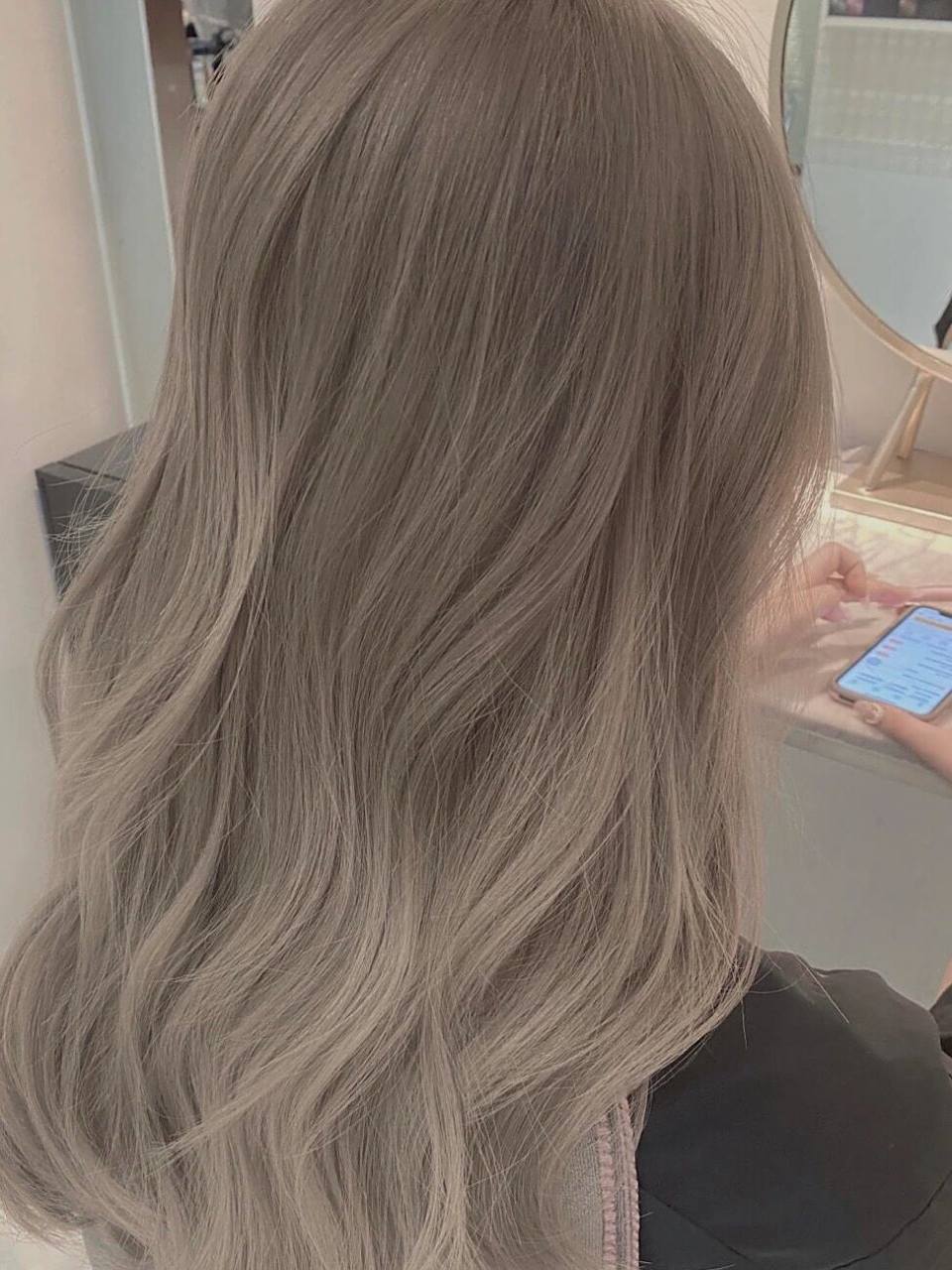 超级显白的气质发色 亚麻灰粽 亚麻灰棕以亚麻色为基础,灰色更多是