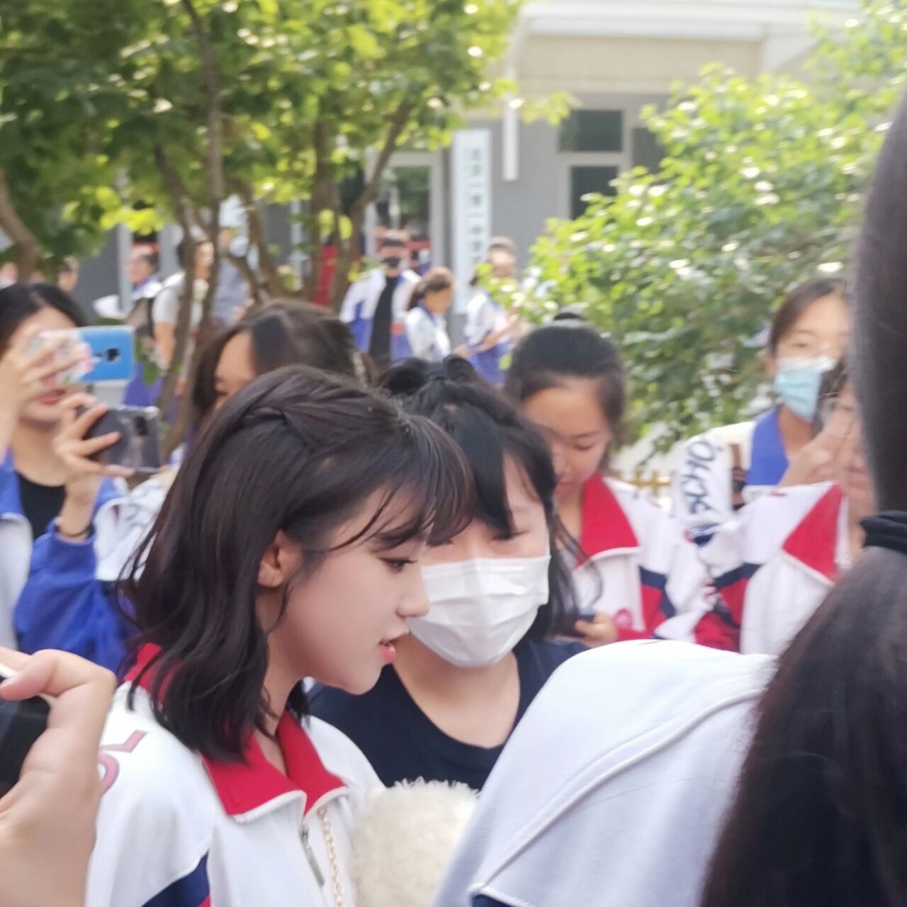 这不比招生简章好使 快来报101中学吧 这里有美女学姐宋雨琦!