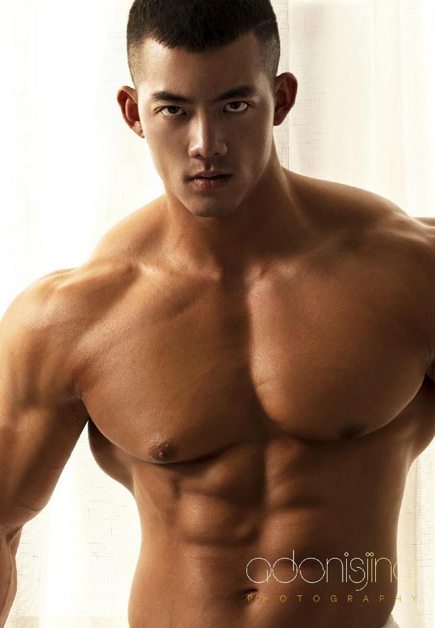 他是一位来自杭州的健体运动员和健身模特,曾经获得过全国健美健身