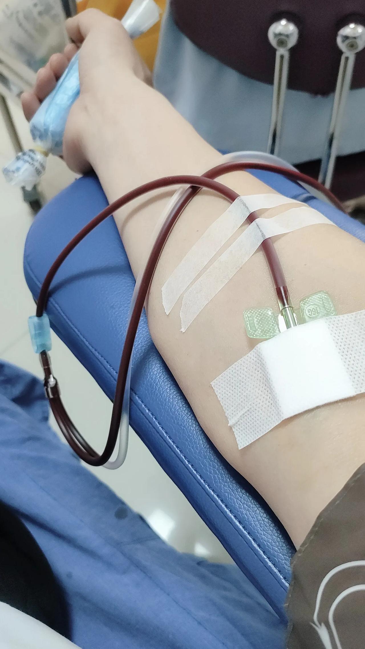 图片短发女人医院输血照片献血手抽血的图片真实女女生献血时真实图片