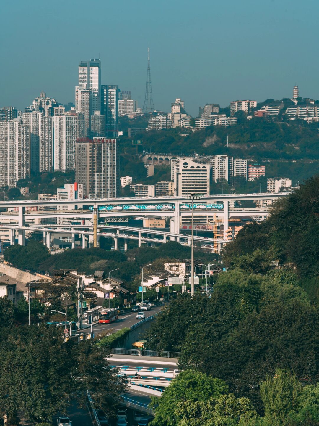 依山而建的城市图片