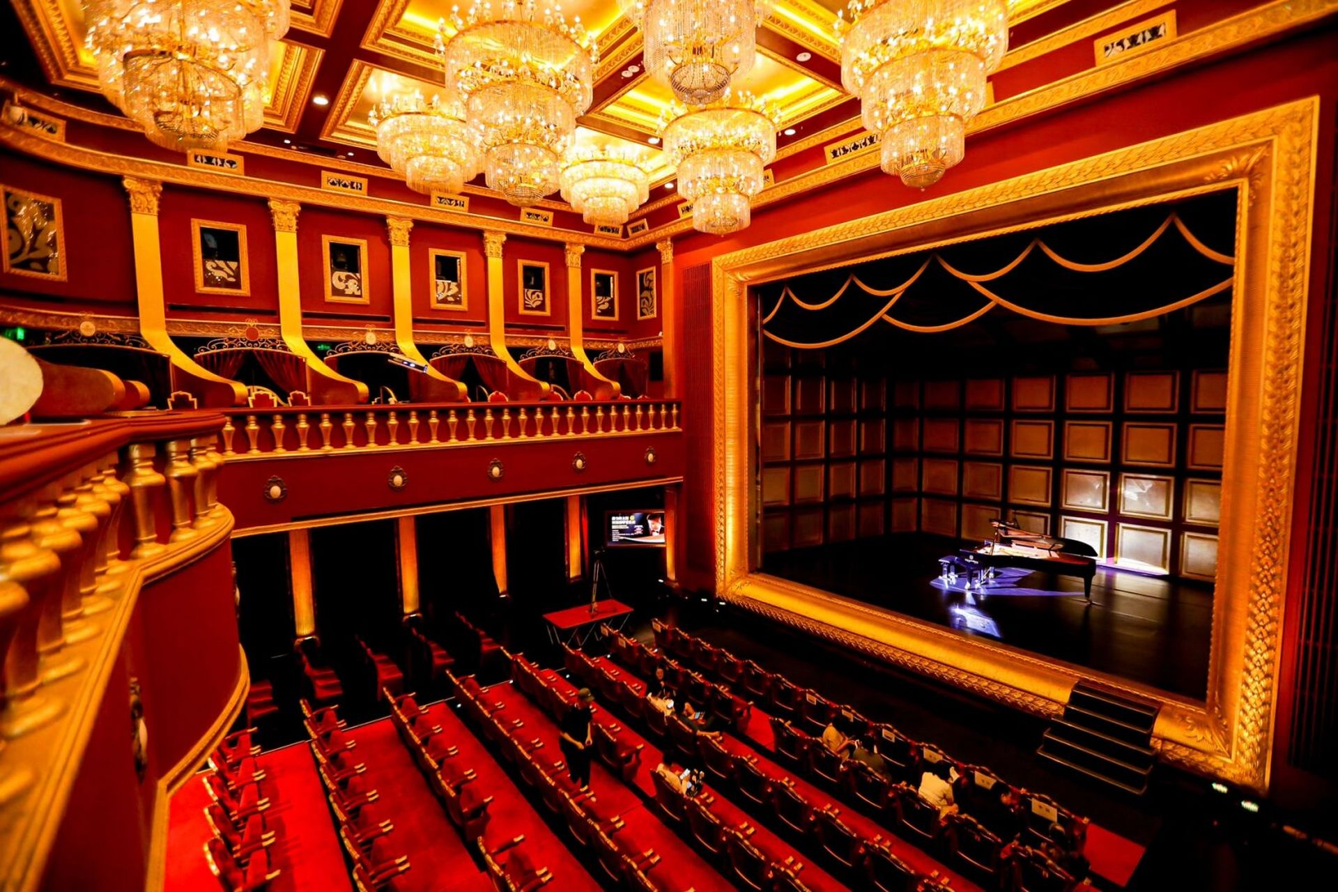 昨天下午带孩子们在华彬歌剧院现场欣赏了盲人青年钢琴家刘浩"指尖的