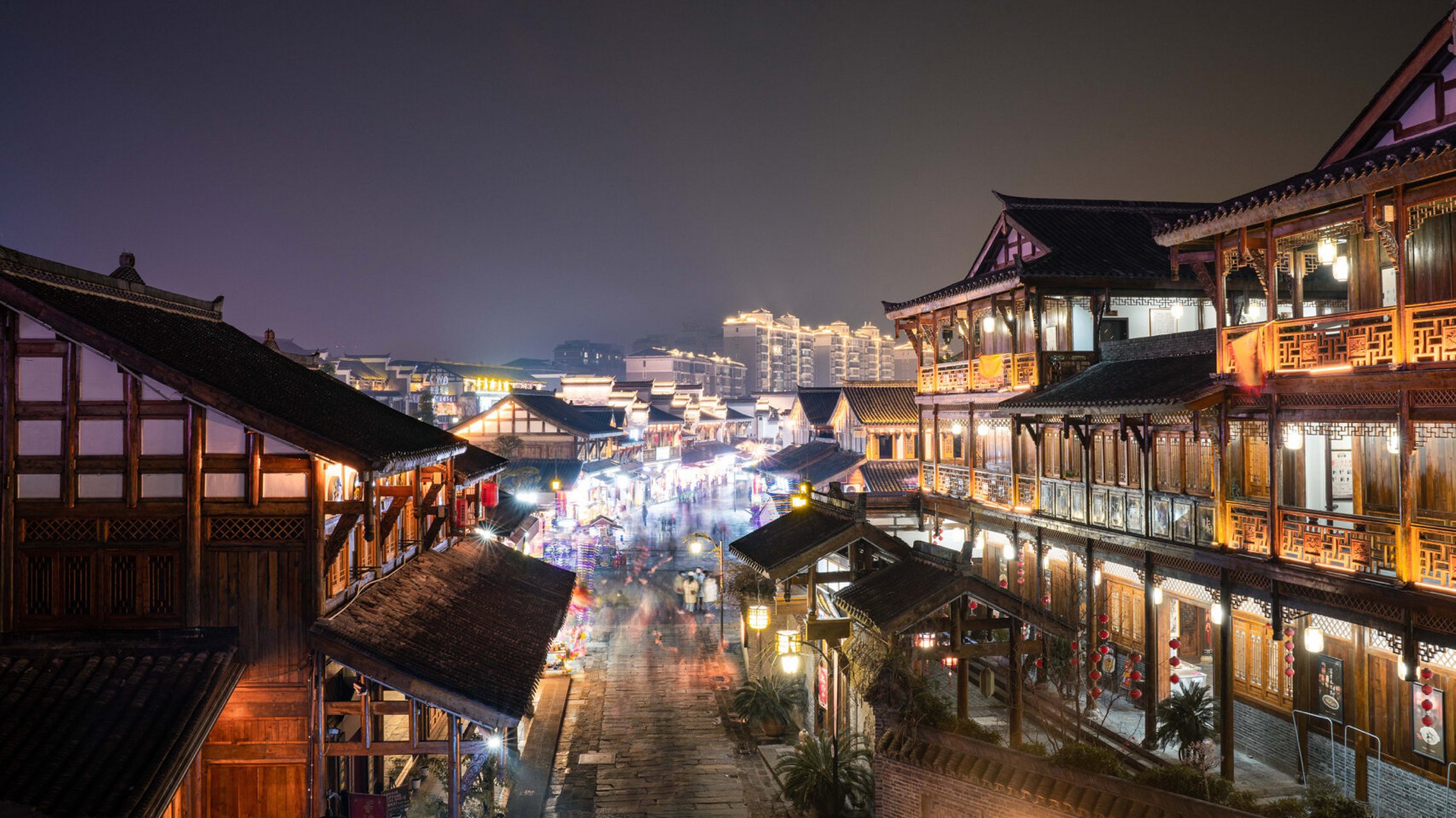 常德-大小河街夜景 逛完街准备回家看到有一个摄影朋友在那拍,顺带拍