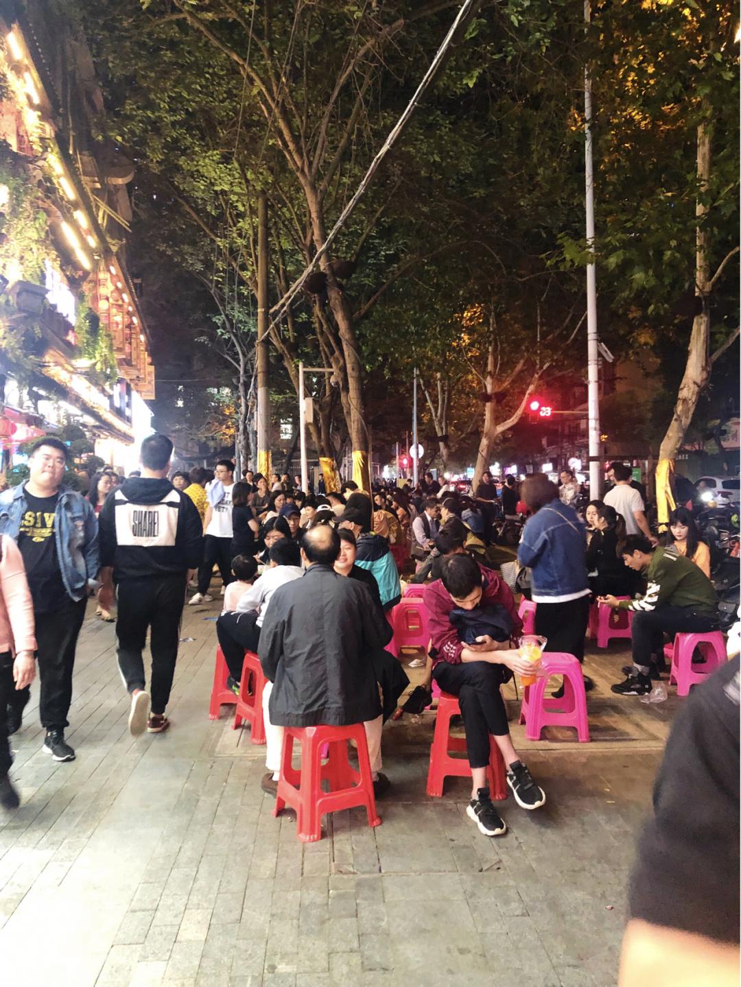 路美食街和万松园美食街坐地铁7号线在王家墩东地铁站下车走过去就好