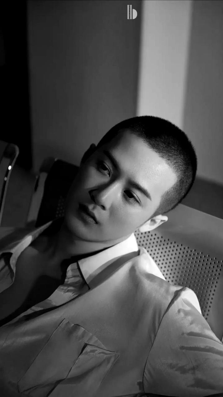 檀健次胖过没丑过,这张脸太有辨识度了, 光头痞帅痞帅的,演个黑社会小