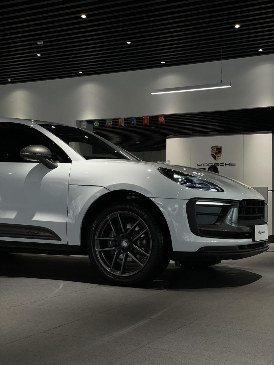 黑色的叫黑武士,这颜色叫什么?保时捷macan