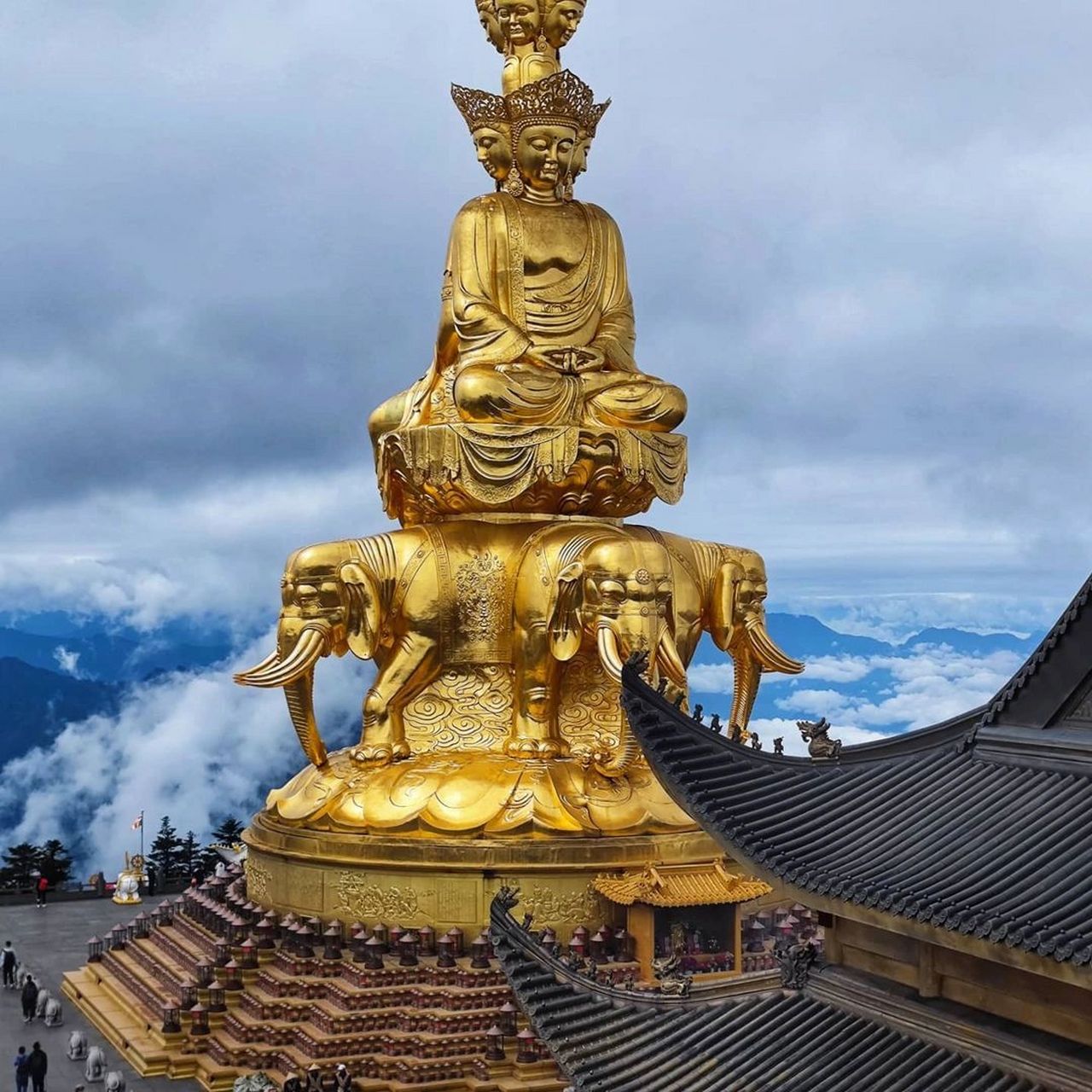 峨眉山 050505 十方普贤菩萨圣像为铜质,通高48米,占地1256