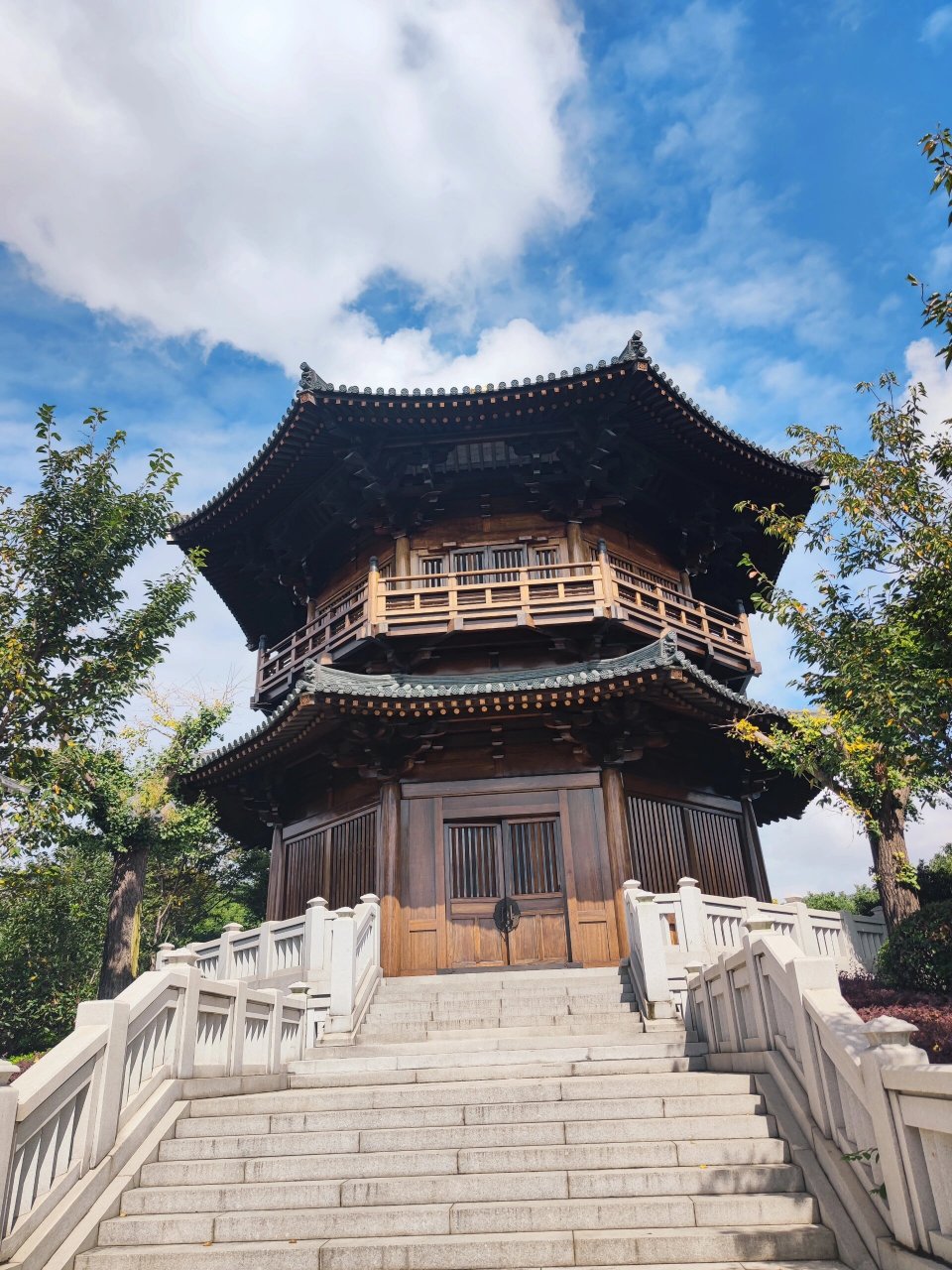 宝山寺 宝山寺,的确非常区别于我们目前所看到的几乎所有寺庙,总得来