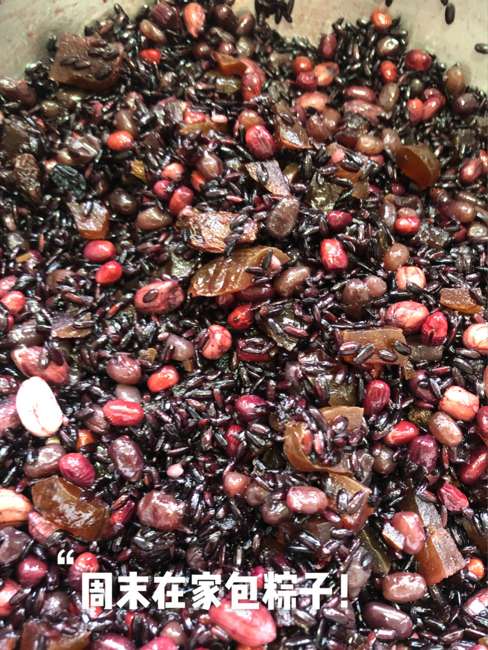 粽叶开水煮开盖盖和糯米,黑米,花生,赤小豆提前一夜泡好 2 .