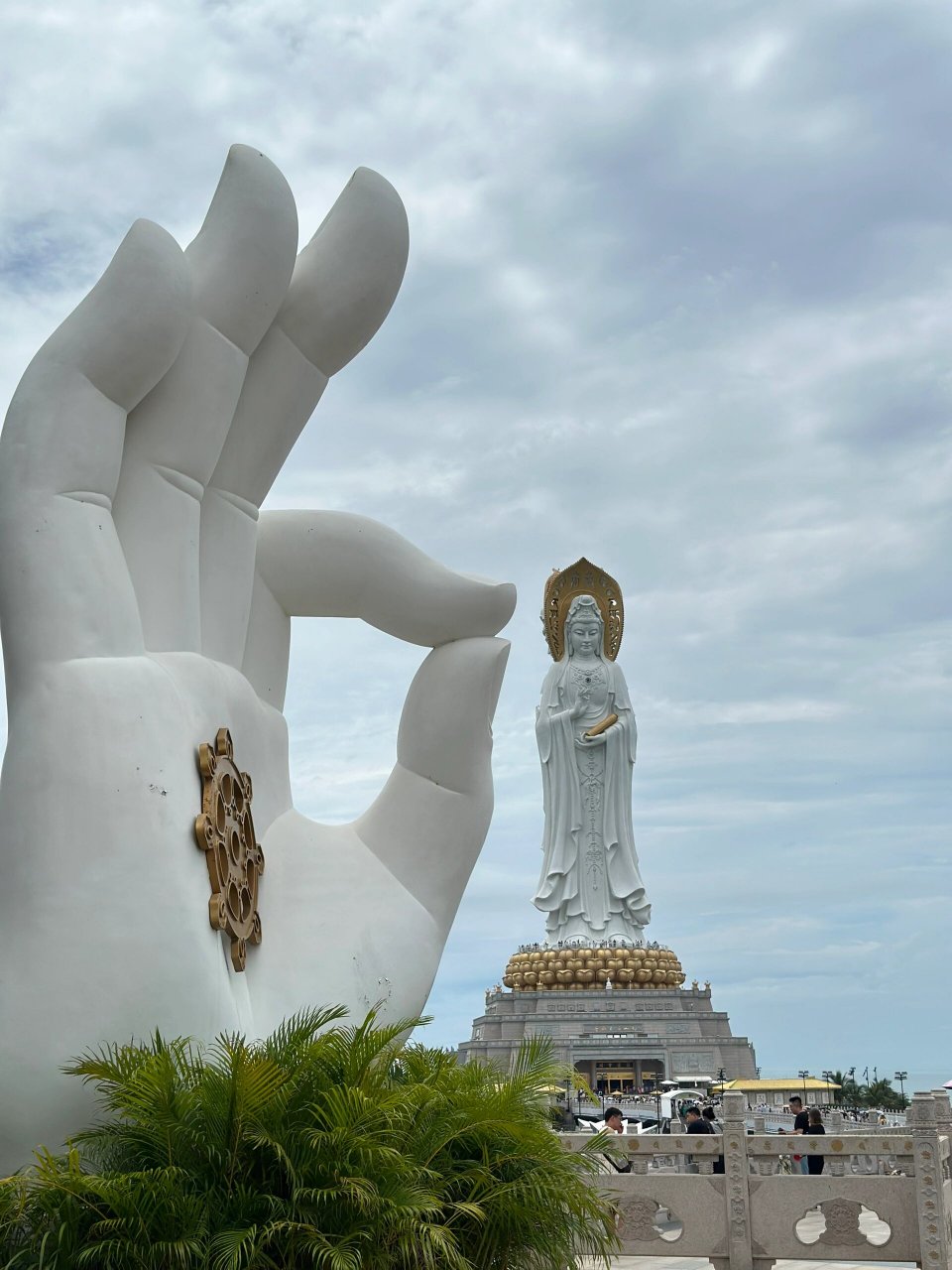 在佛脚下祈愿你我平安健康 非常虔诚的拜了观音菩萨们  不断有飞机从