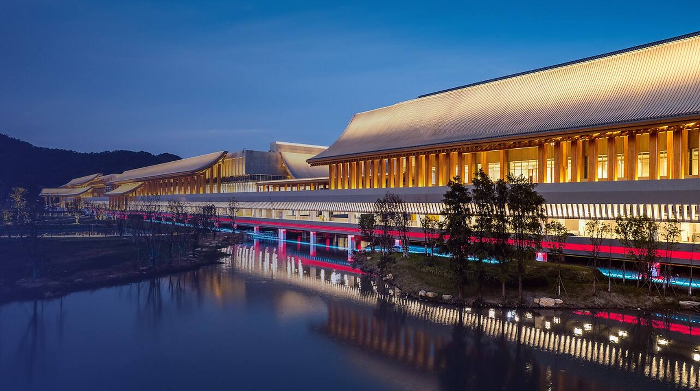 82宁波国际会议中心坐落于东钱湖西岸,溪水,河流,湖泊,山涧,荷塘