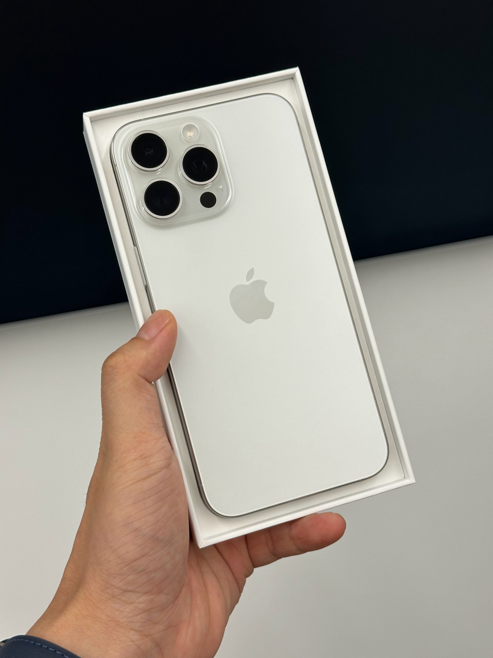 来店里取一台白色iphone15 pro max,都选原色了,这颜色是真稀缺啊