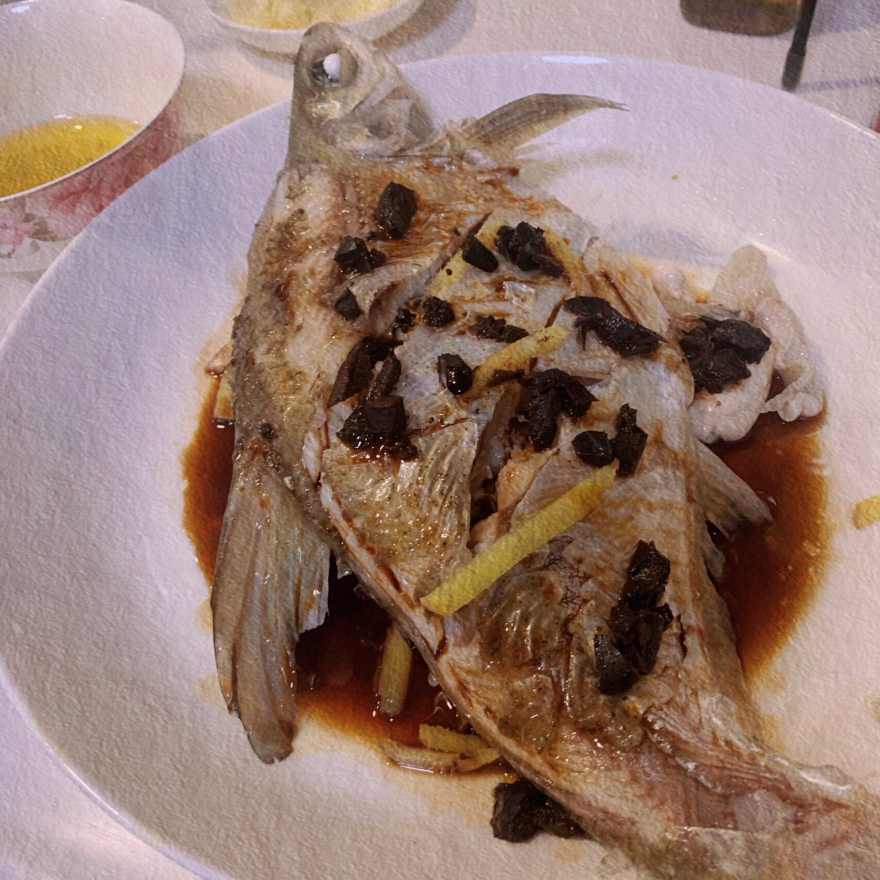 清蒸的多样菜之～～～榄角蒸鱼 材料:新鲜的鱼1.