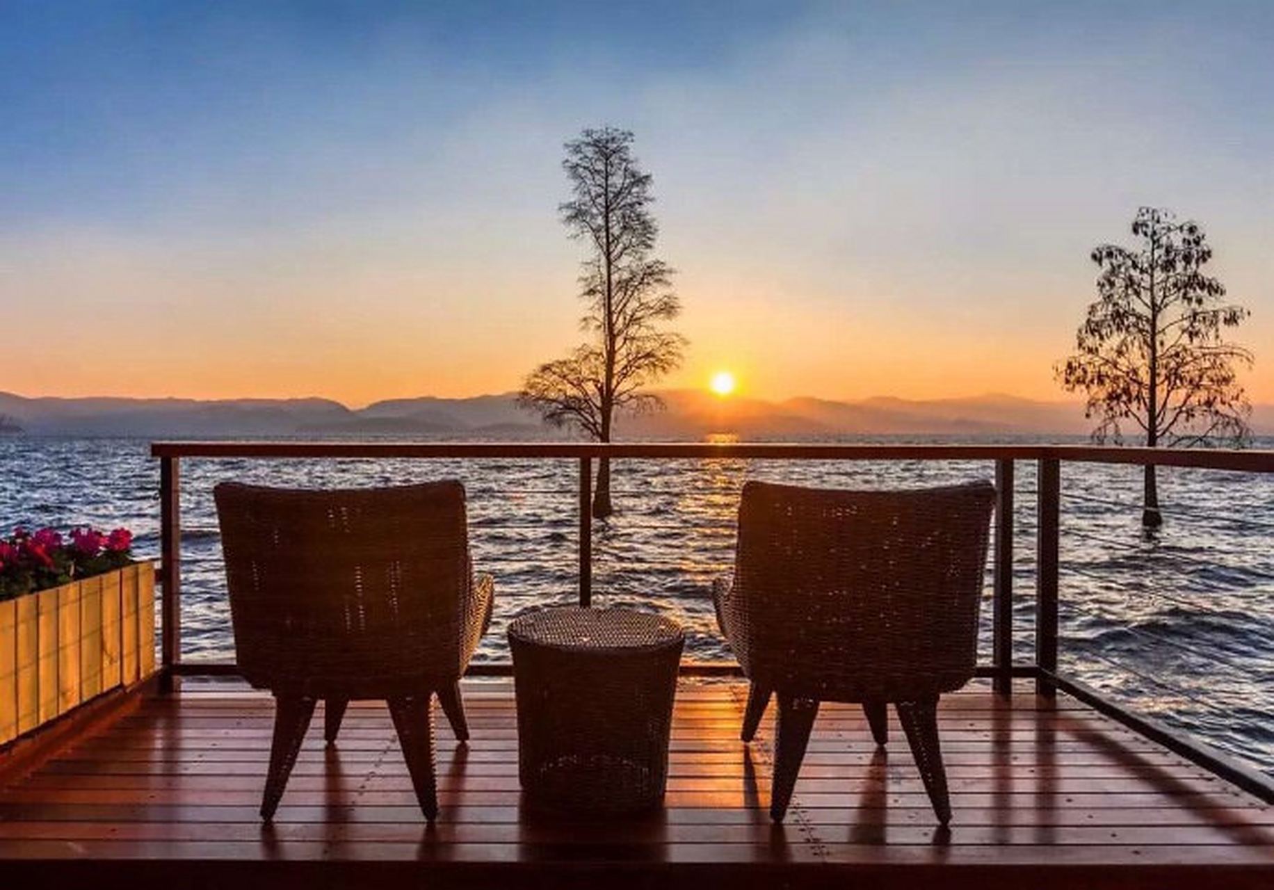 去大理洱海边,等一次日出,住一次海景房.