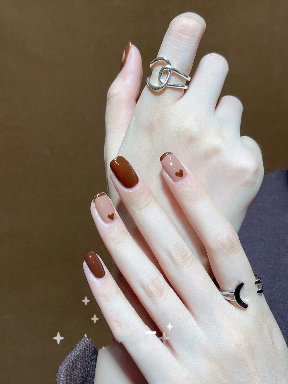 气质显白99秋日焦糖色系94跳色法式爱心美甲 秋日风格的焦糖色跳