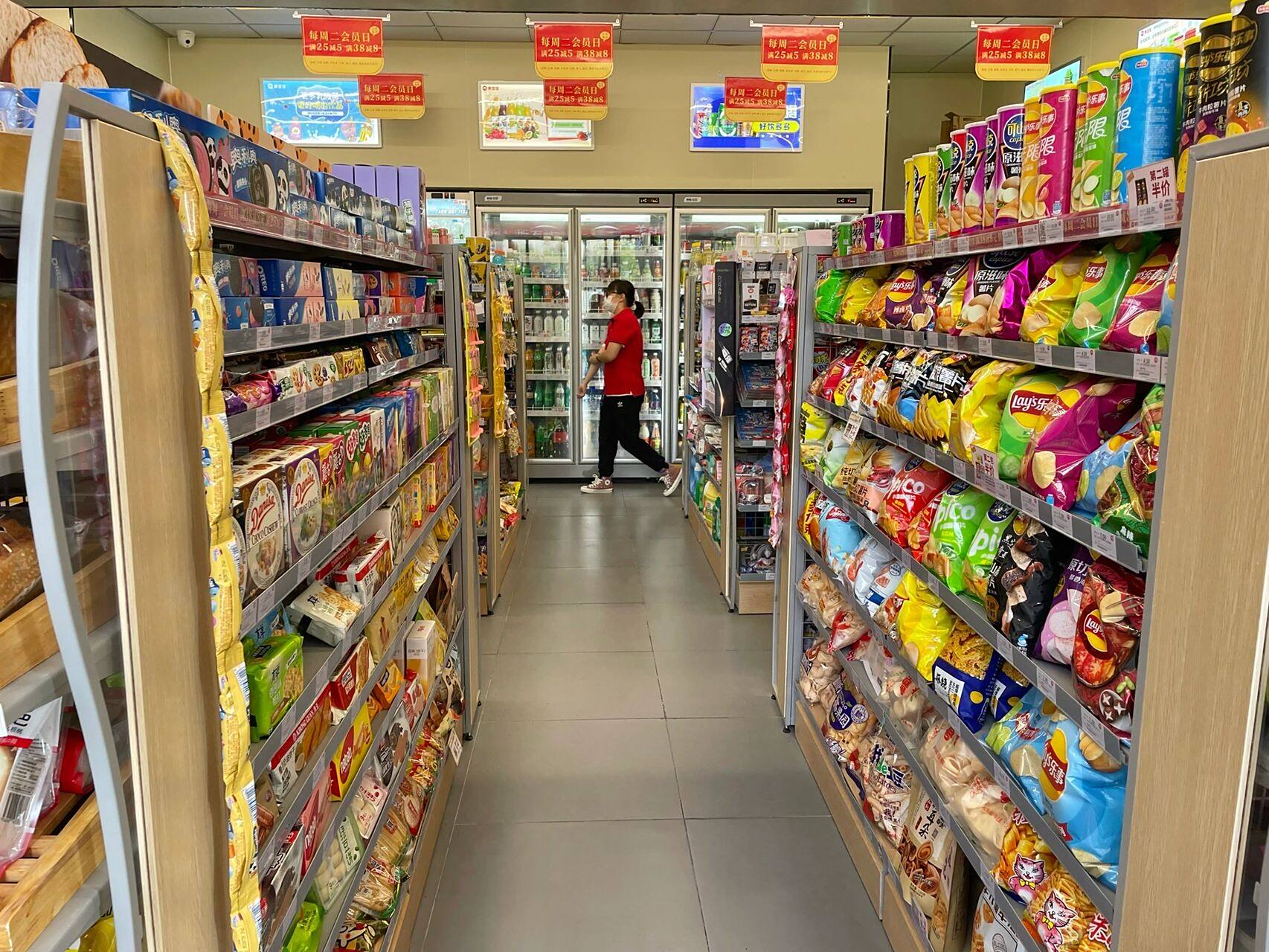 秘诀一:系列商品竖排列 便利店货架每一格至少陈列3个品种(畅销商品的