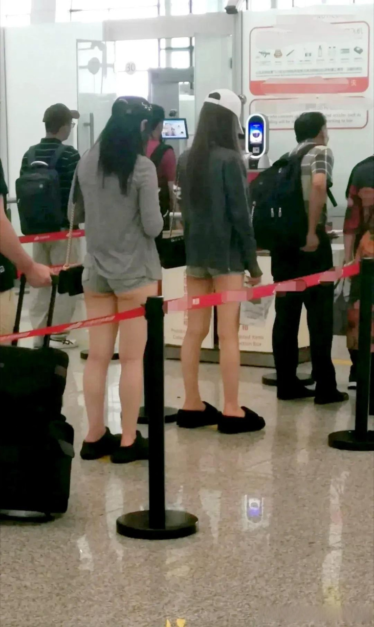 见过超短裙,这个叫超短裤么?怎么看都像条内裤呀!