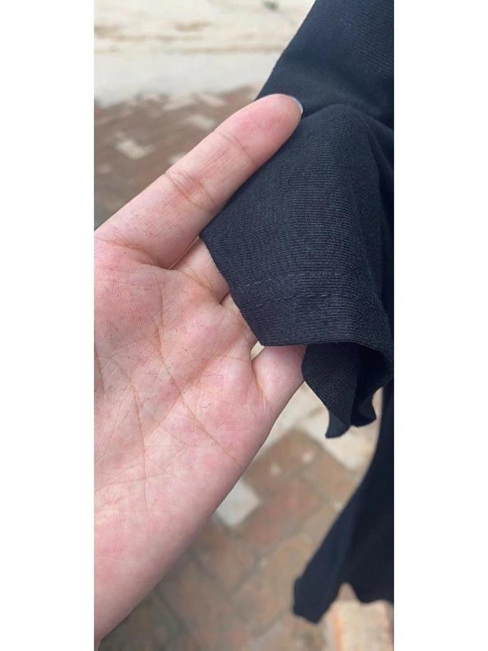 黑色衣服掉毛 浮毛严重得很 各位姐妹  有谁知道这是什么情况吗  去年