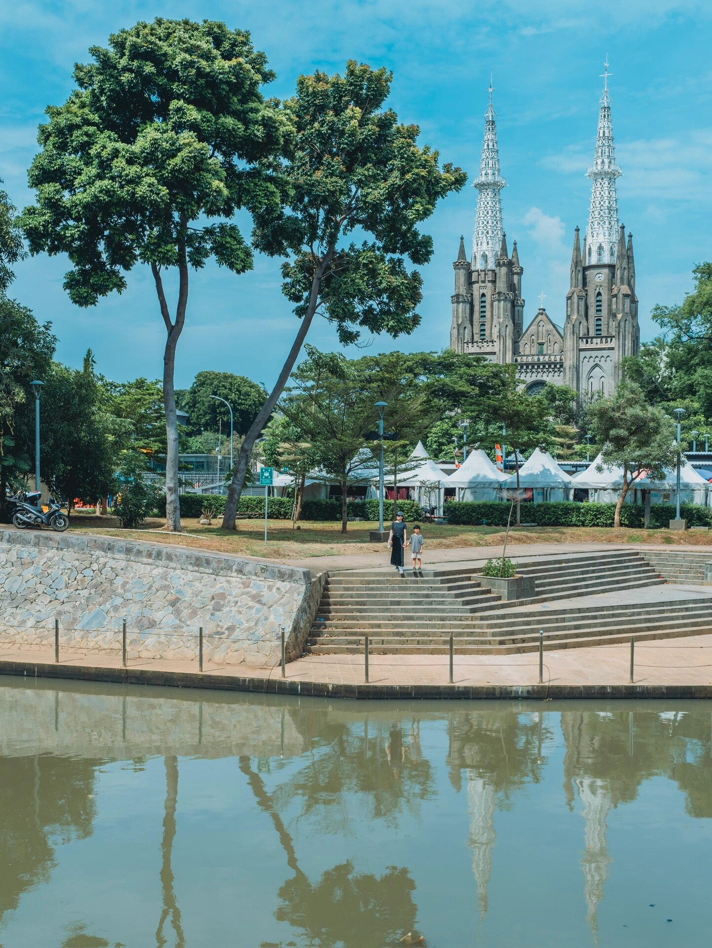 没人想去雅加达旅行吧,贫穷和富贵一墙之隔