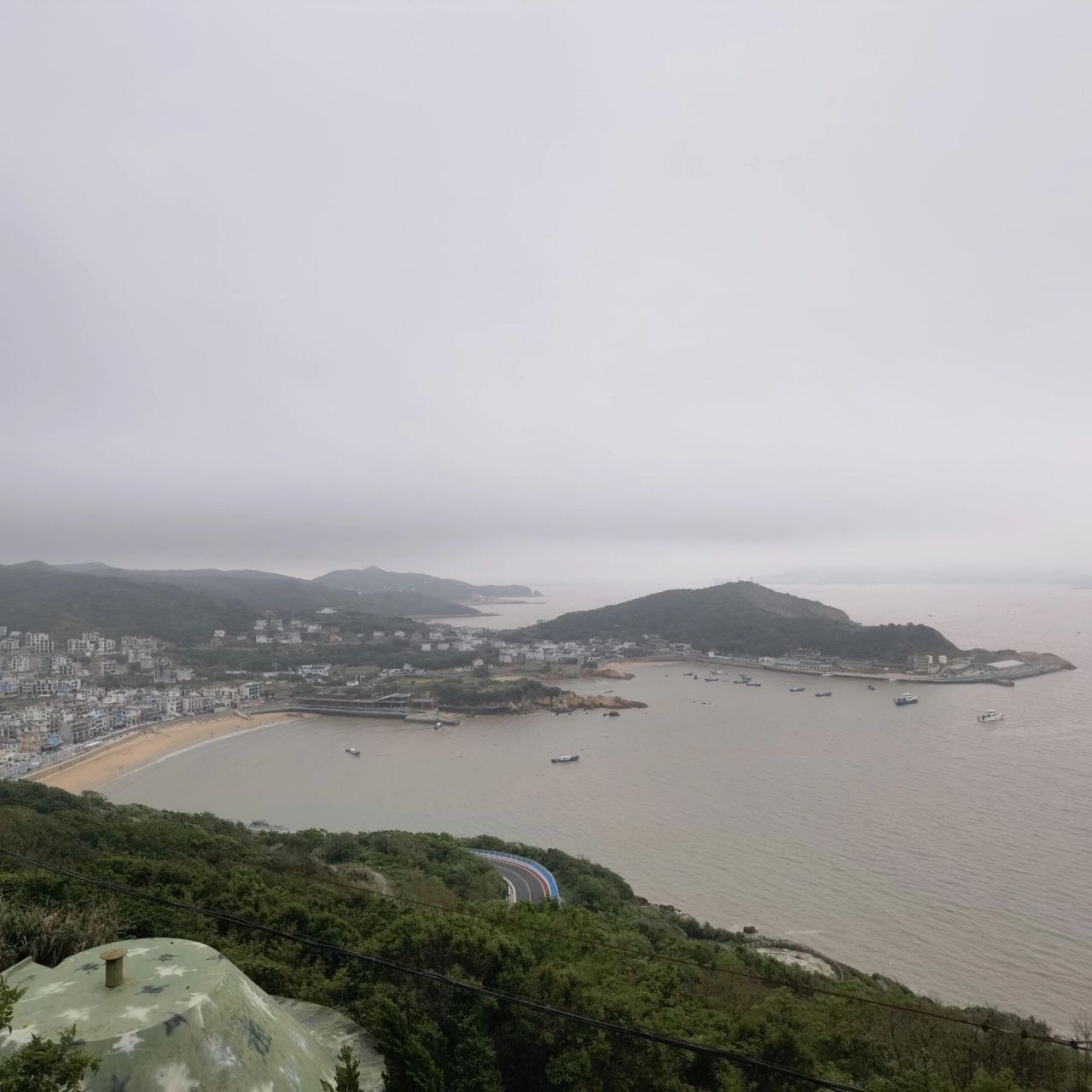 舟山嵊泗大悲山灵音禅寺  大悲山大灵音寺位于泗礁本岛东部五龙乡大悲