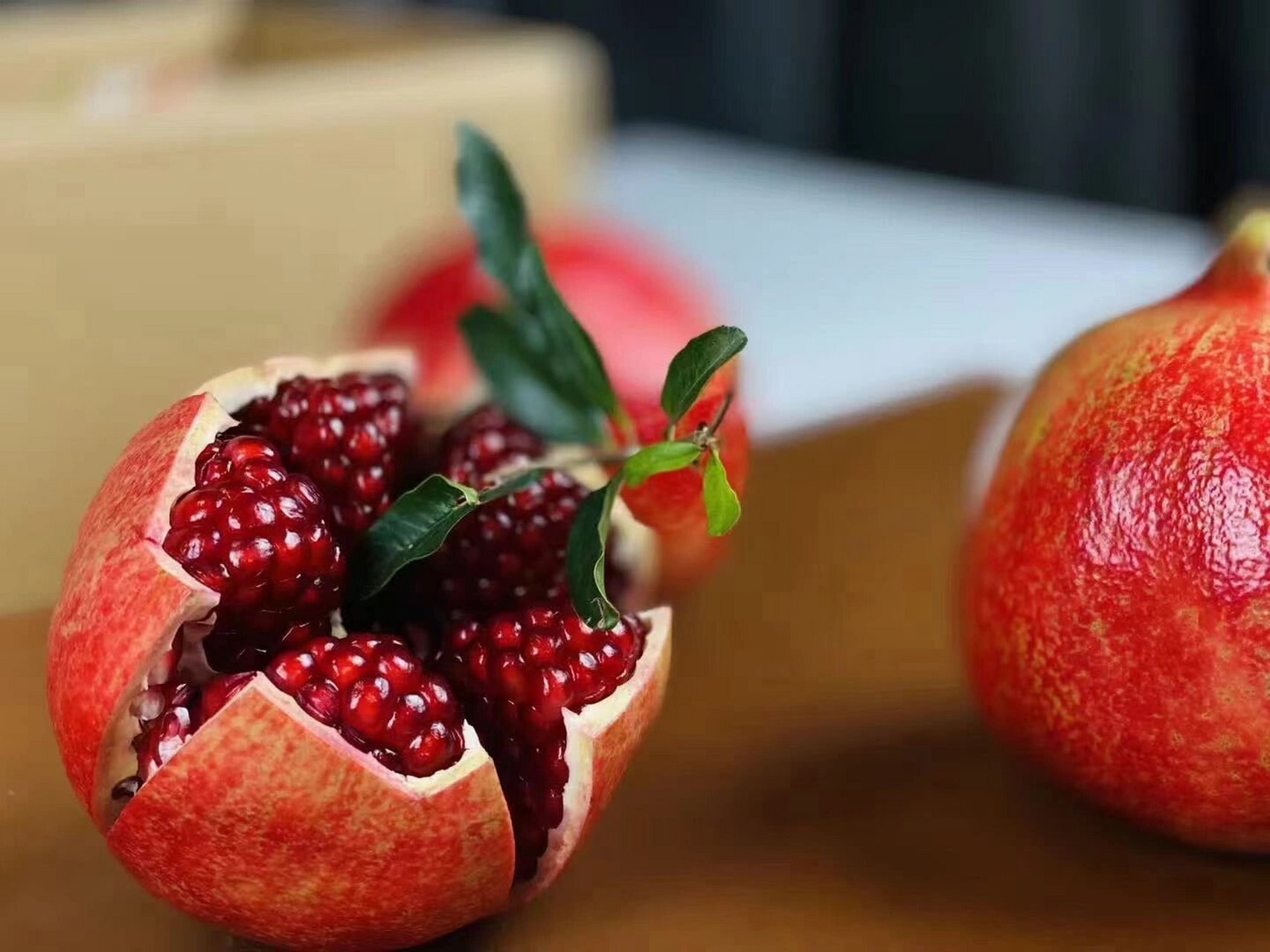 以色列黑籽软籽酸石榴 古话说得好: 八月过半,石榴当饭, 可以喝的