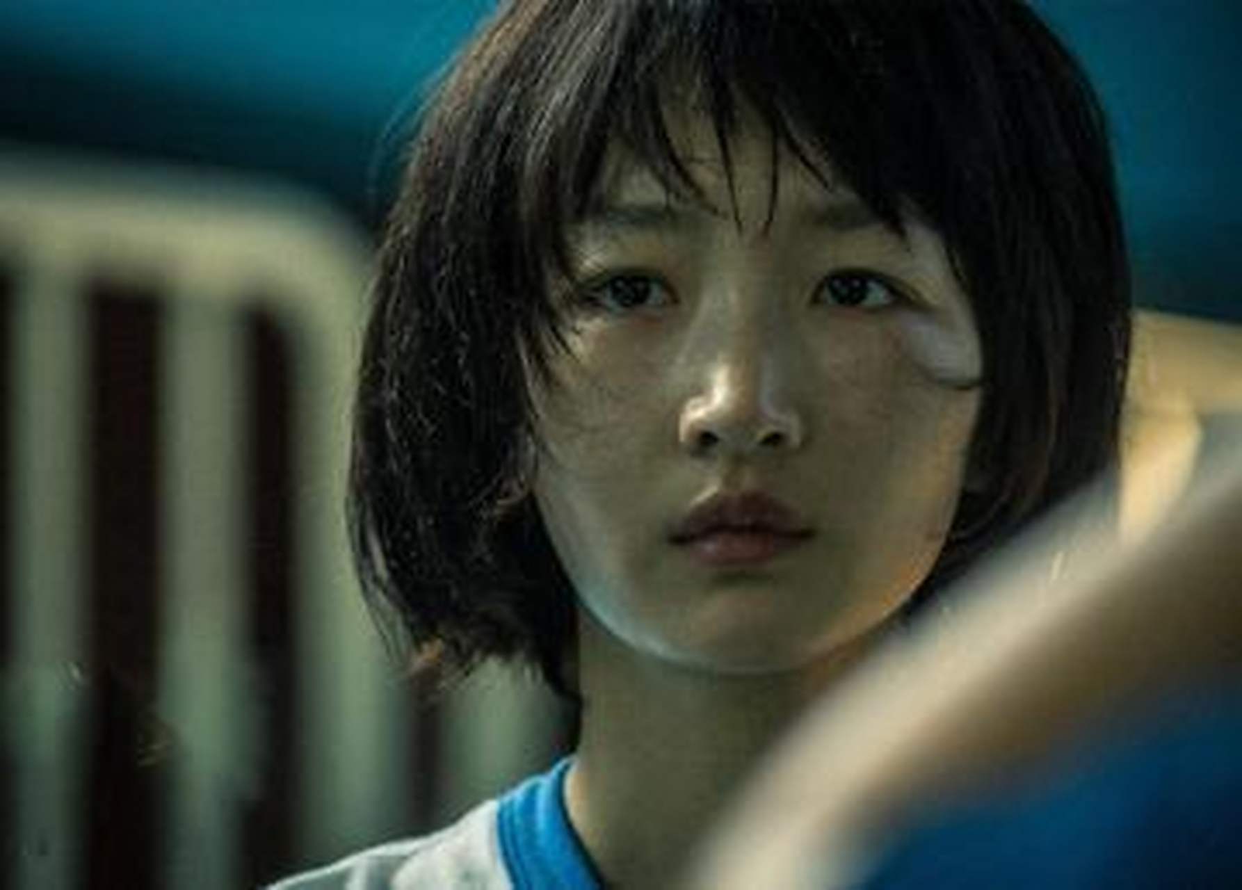 主持人问周冬雨:"看你和易烊千玺在《少年的你》中拍了吻戏,感觉怎么