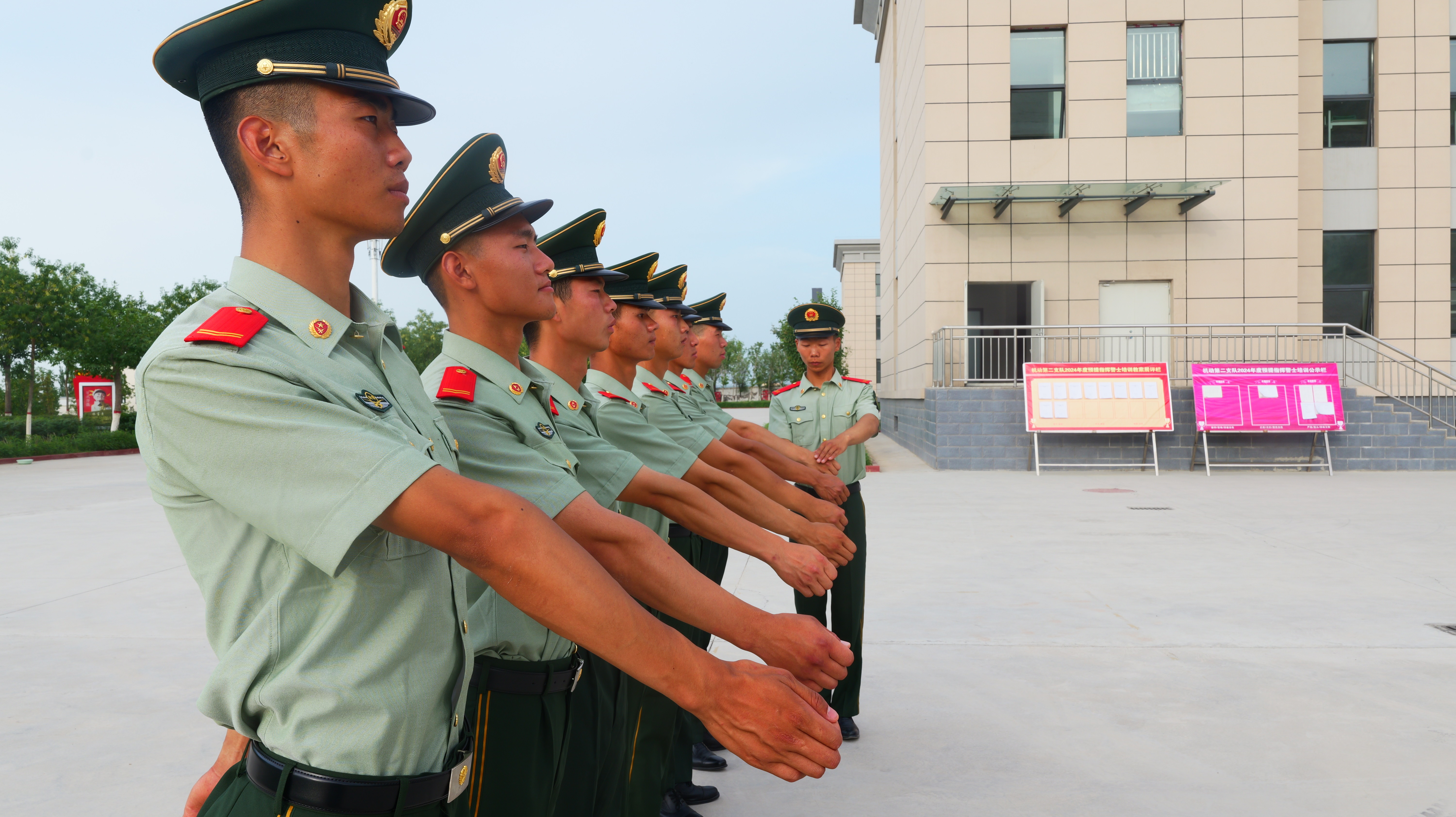 近日武警新疆总队机动某支队训练场上,一场预提指挥士官集训正如火