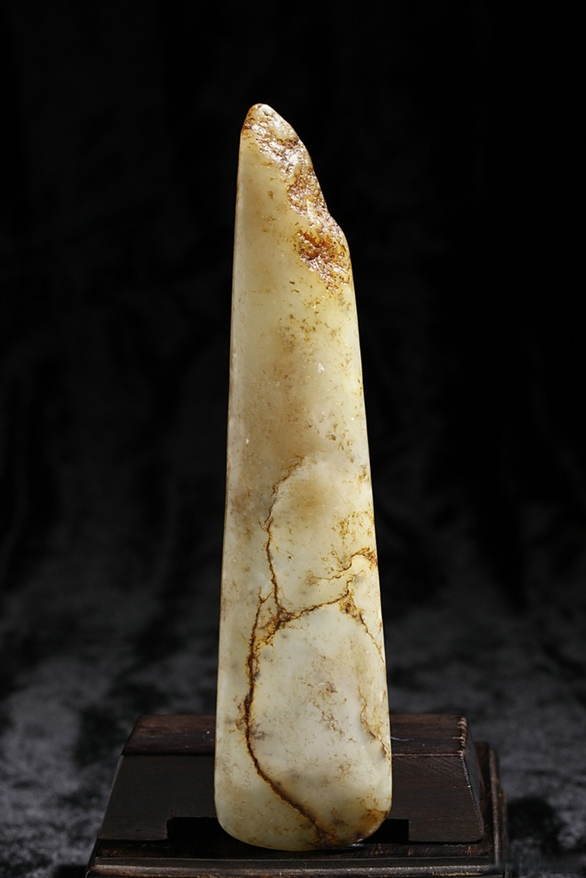 玉匕型器,是结合了玉斧和玉凿的造型,发展出来的特殊礼玉形态,也是泛