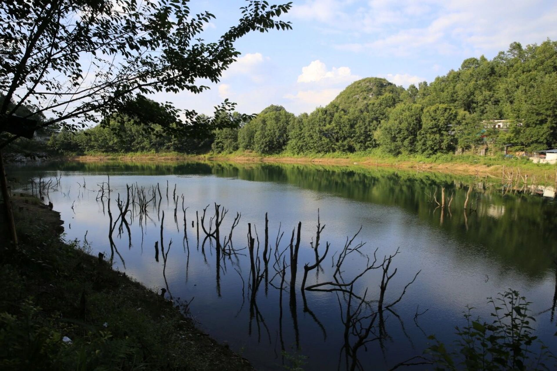 六盘水天生湖 韮菜坪回来的路上进去兜一圈,专程不值得,就一个不大不