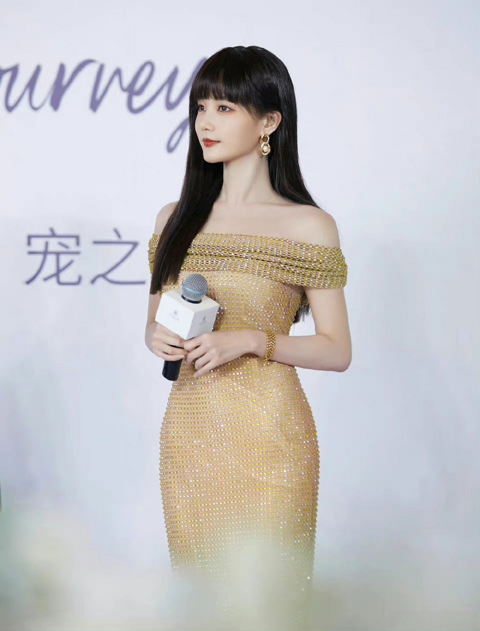 虽然是美的,但看习惯了李一桐没有刘海的样子突然加个刘海还有点不