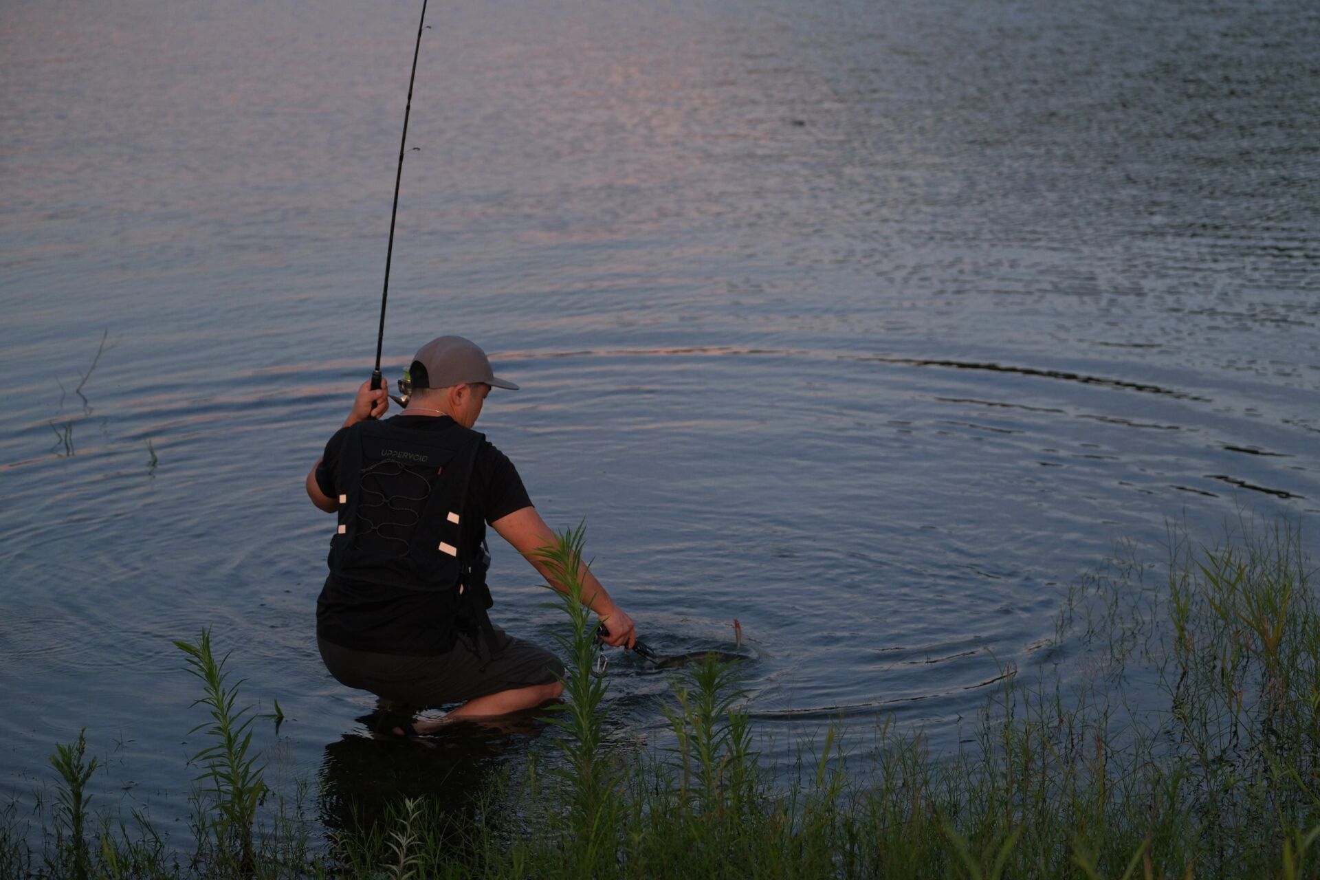 千岛湖最佳钓鱼民宿 酒店草坪和湖水相连,从房间步行至水边只需两分钟