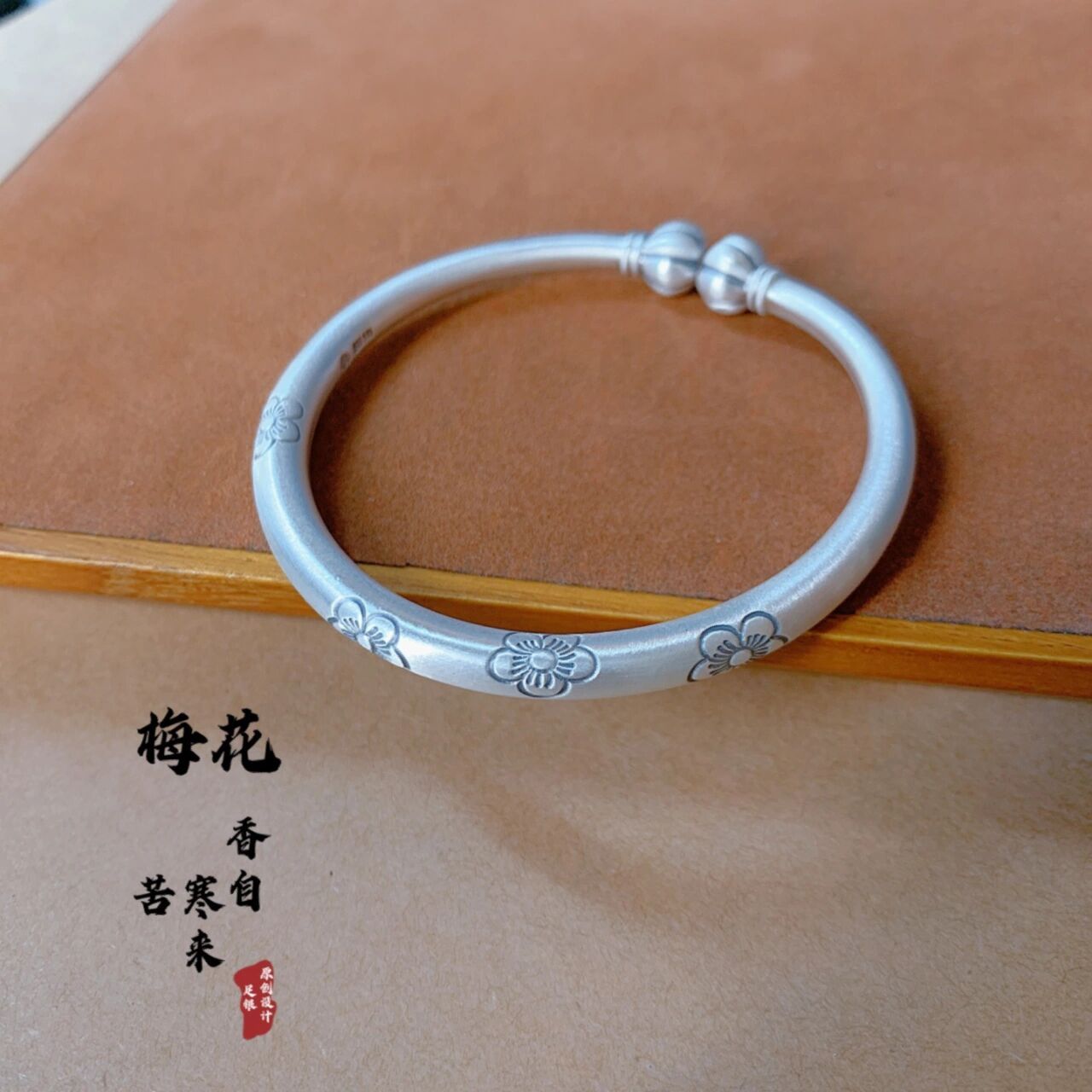 银手镯戴左手还是右手? 银手镯戴左手 还是右手?
