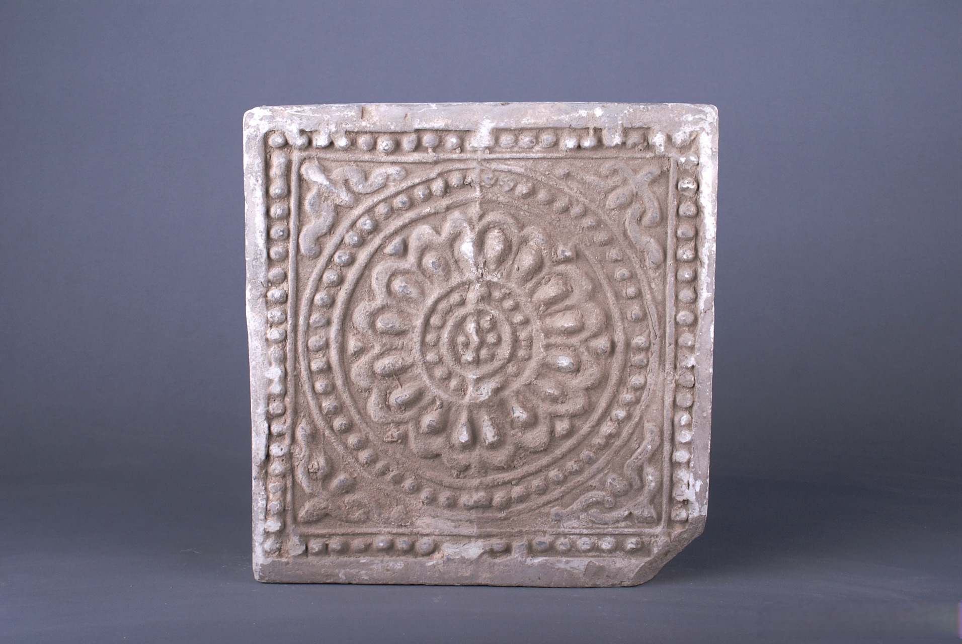 【天下长安 · 文物赏析】  >> 唐 莲花纹方砖,陕西省西安市大明宫