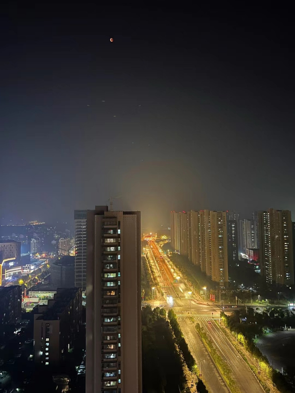 朋友圈里的月全食……以及,我实拍的月全食(图7,8,9),华为相机拍的