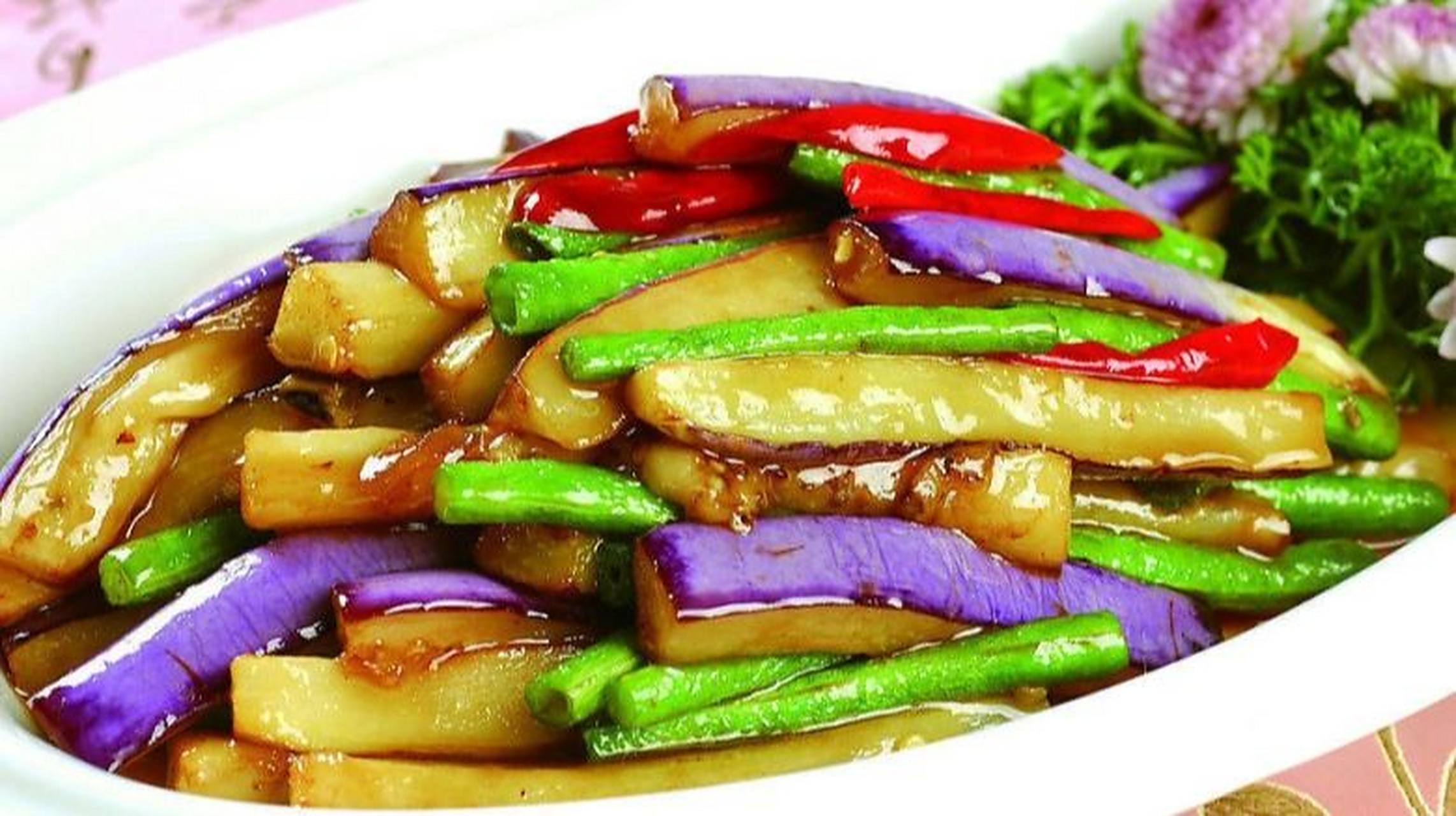 茄子烧豆角,快点学起来 茄子烧豆角,是将茄子和豆角这两个朴实无华的