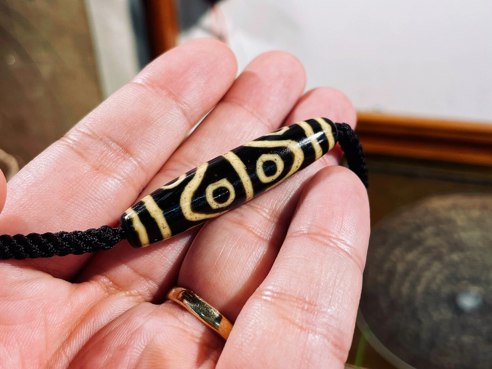 另外八眼天珠寓意吉祥之圆满,一切顺利,尊贵与财富,八大吉祥随左右之