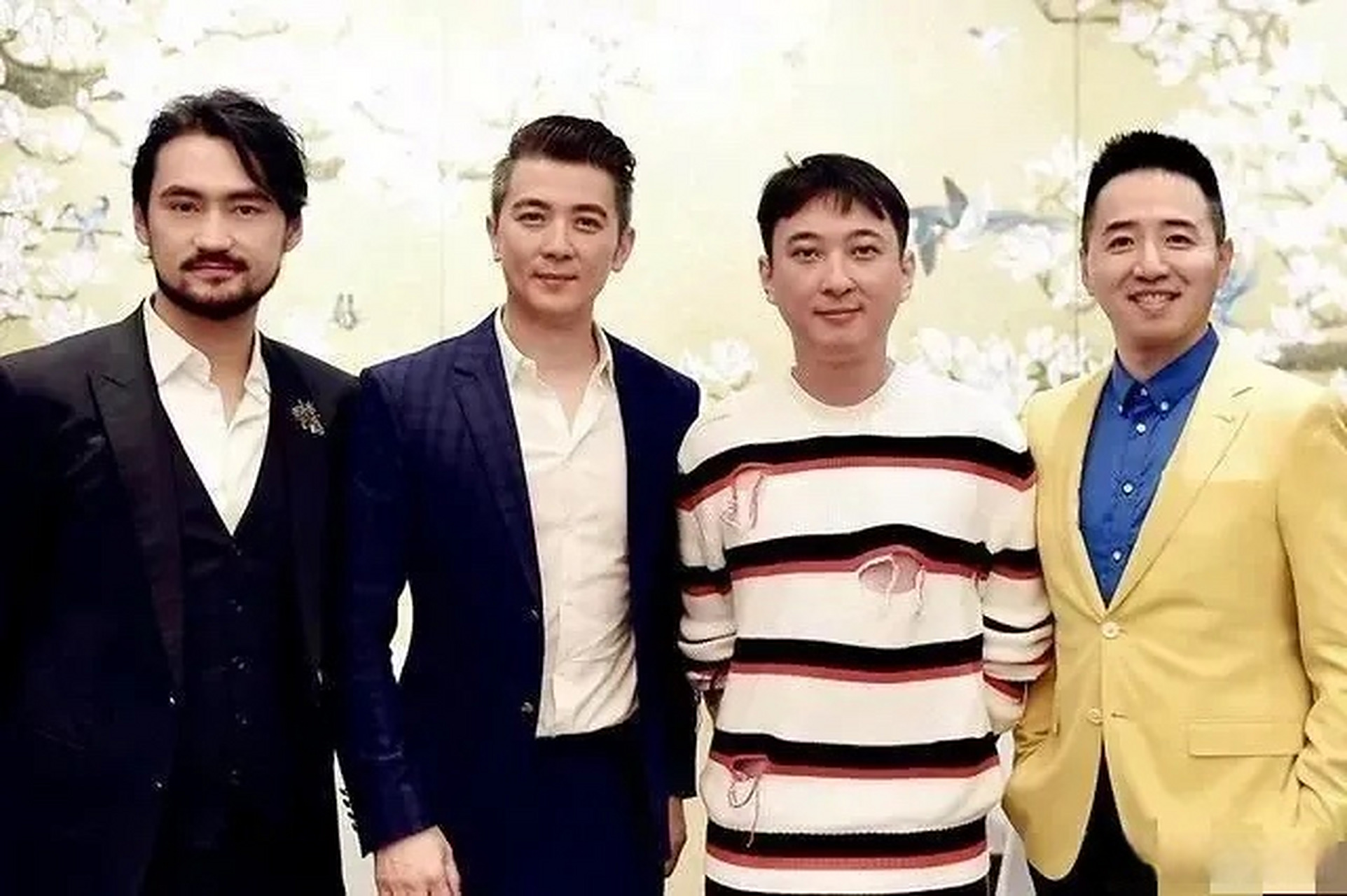 保剑锋的身高真的是被低估了,印象里面他是矮个子,结果一合照,至少光