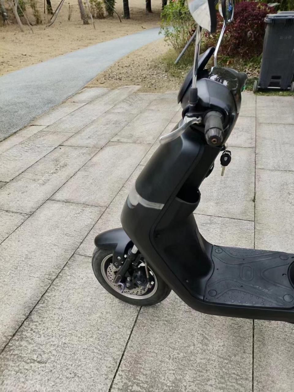 小s电动车,5个大电池,满电可以骑行四五十公里左右,车子各功能完好