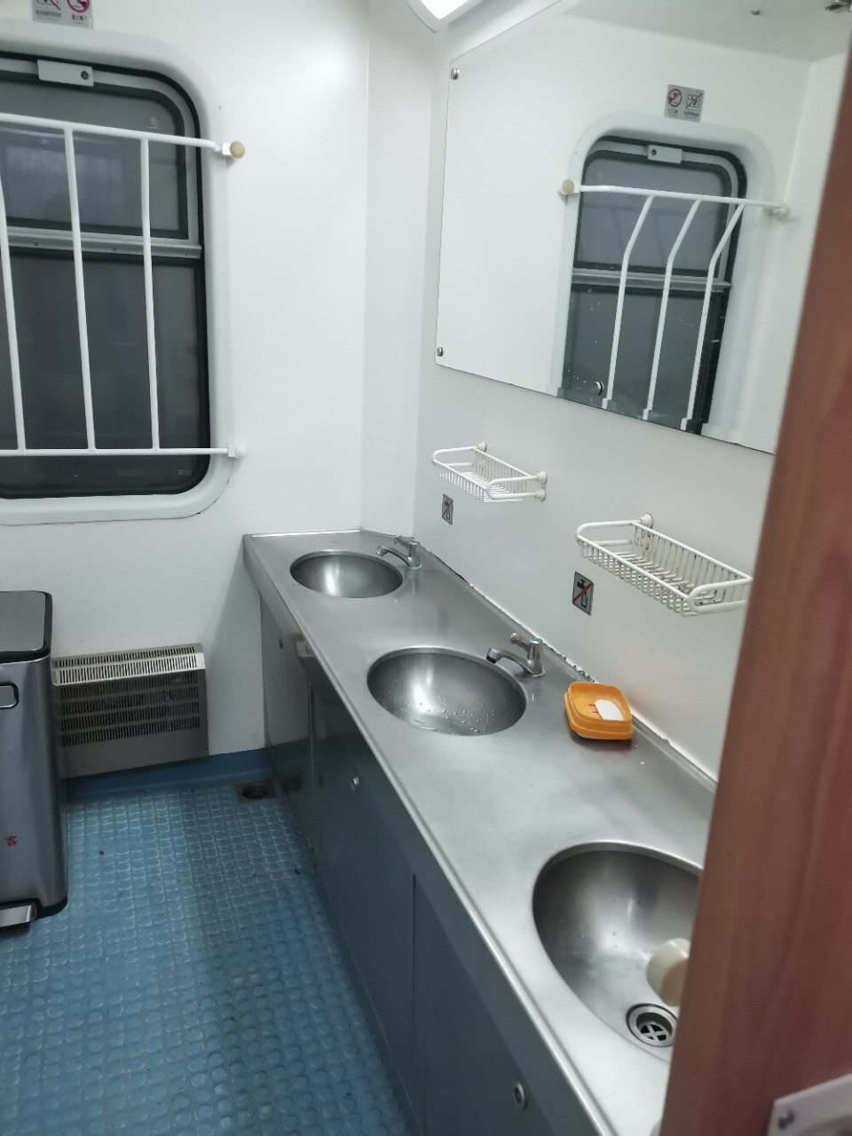 火车硬座,硬卧和软卧 82当然还是软卧舒服啦 软卧车箱干净,人少